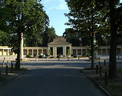 Waldfriedhof Darmstadt - Hauptportal mit Vorplatz