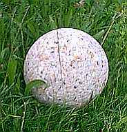 Kugel im Gras D=25cm - Lahn-Quarz-weiss